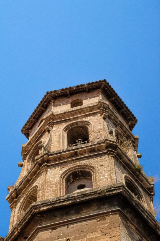Clocher historique sous un ciel bleu