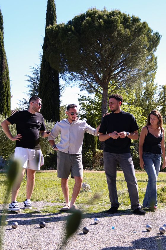 Amis autour du terrain de pétanque