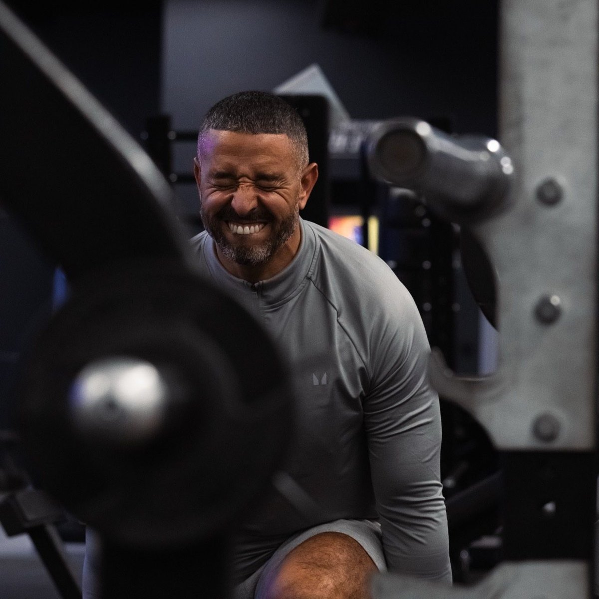 Coach sportif souriant pendant une séance d’entraînement